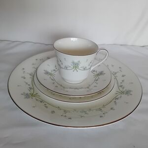 Vintage Royal Doulton Demure 5067 Fine Bone China Dinnerware Made In England